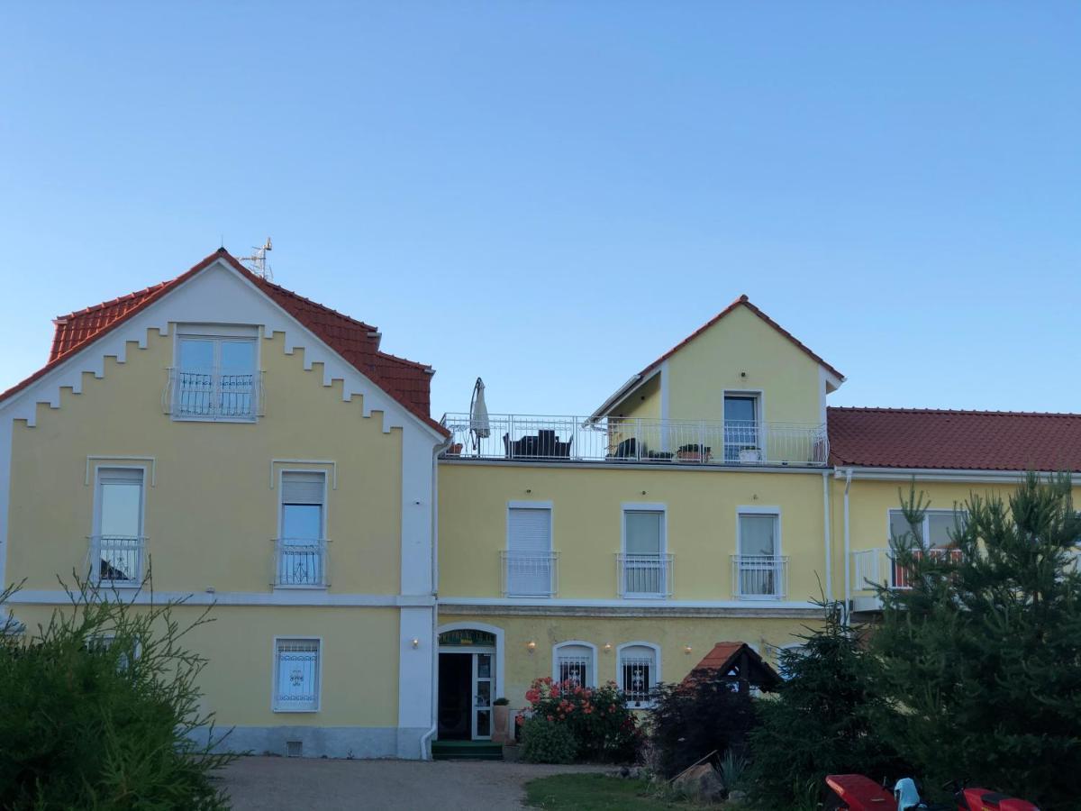 Holiday Centrum Žatec Екстериор снимка