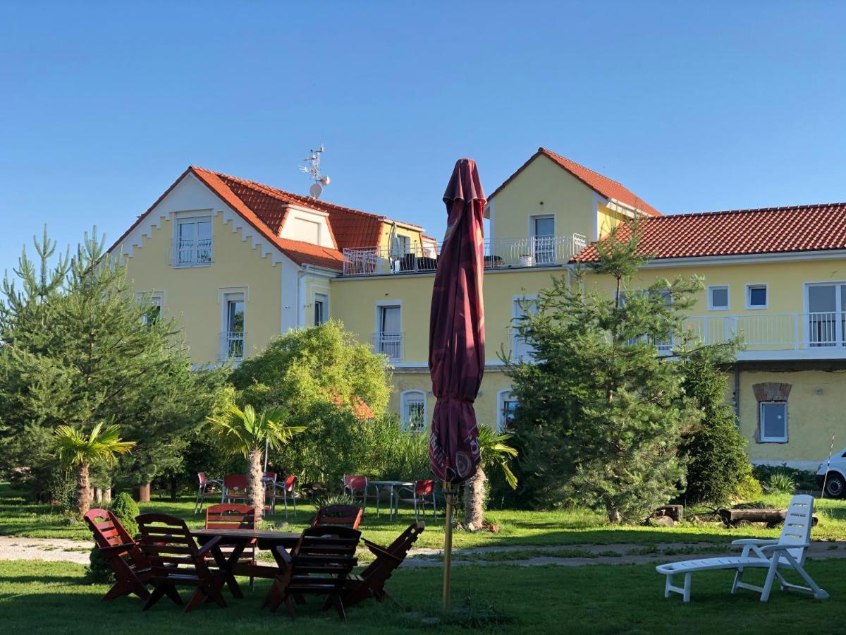 Holiday Centrum Žatec Екстериор снимка