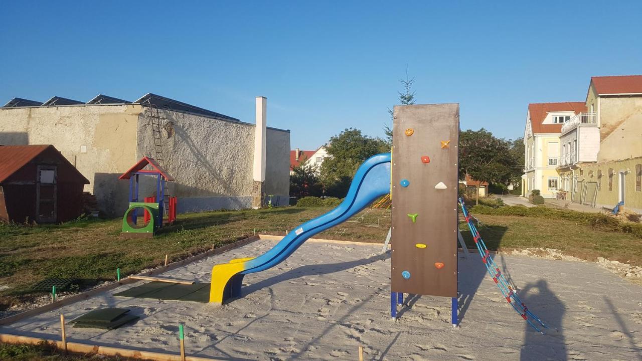 Holiday Centrum Žatec Екстериор снимка