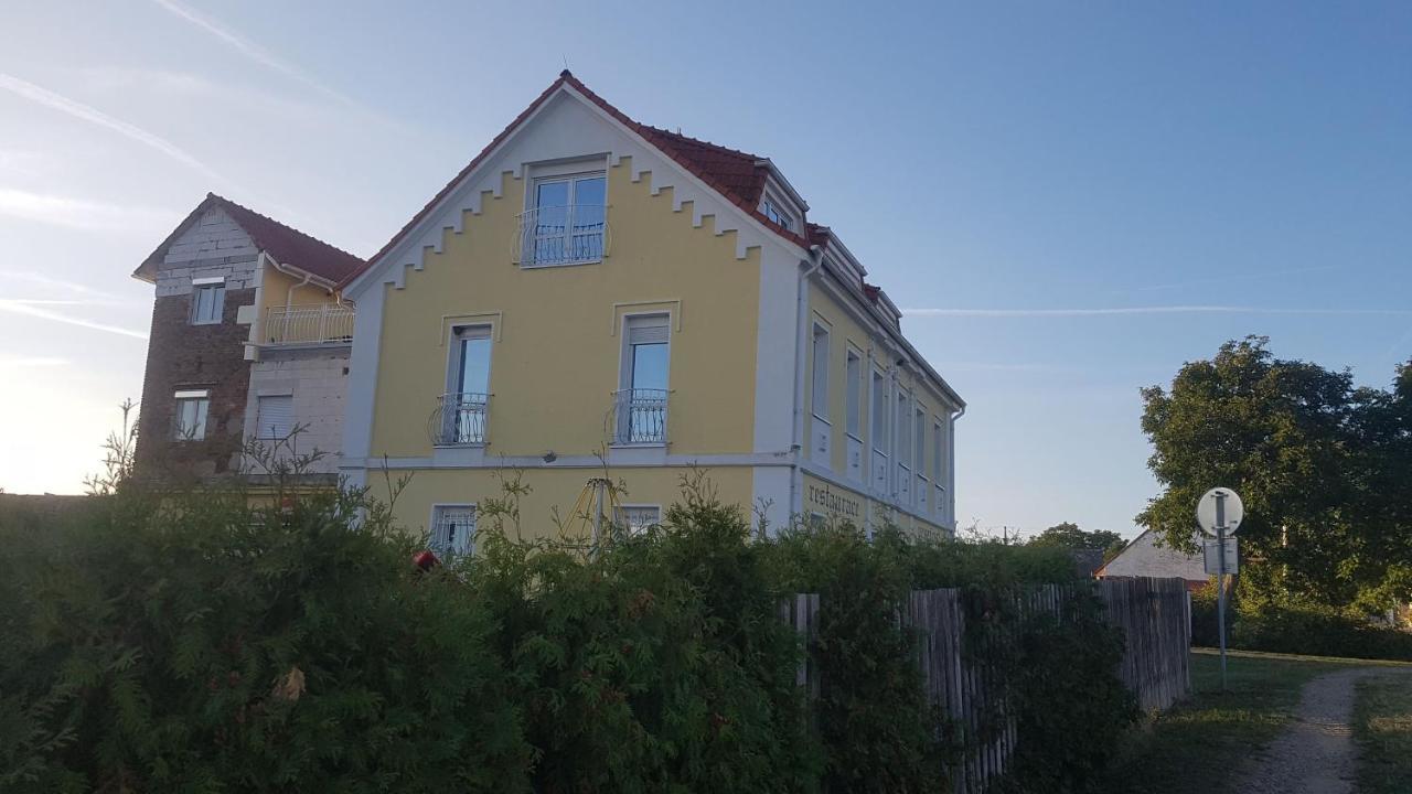 Holiday Centrum Žatec Екстериор снимка