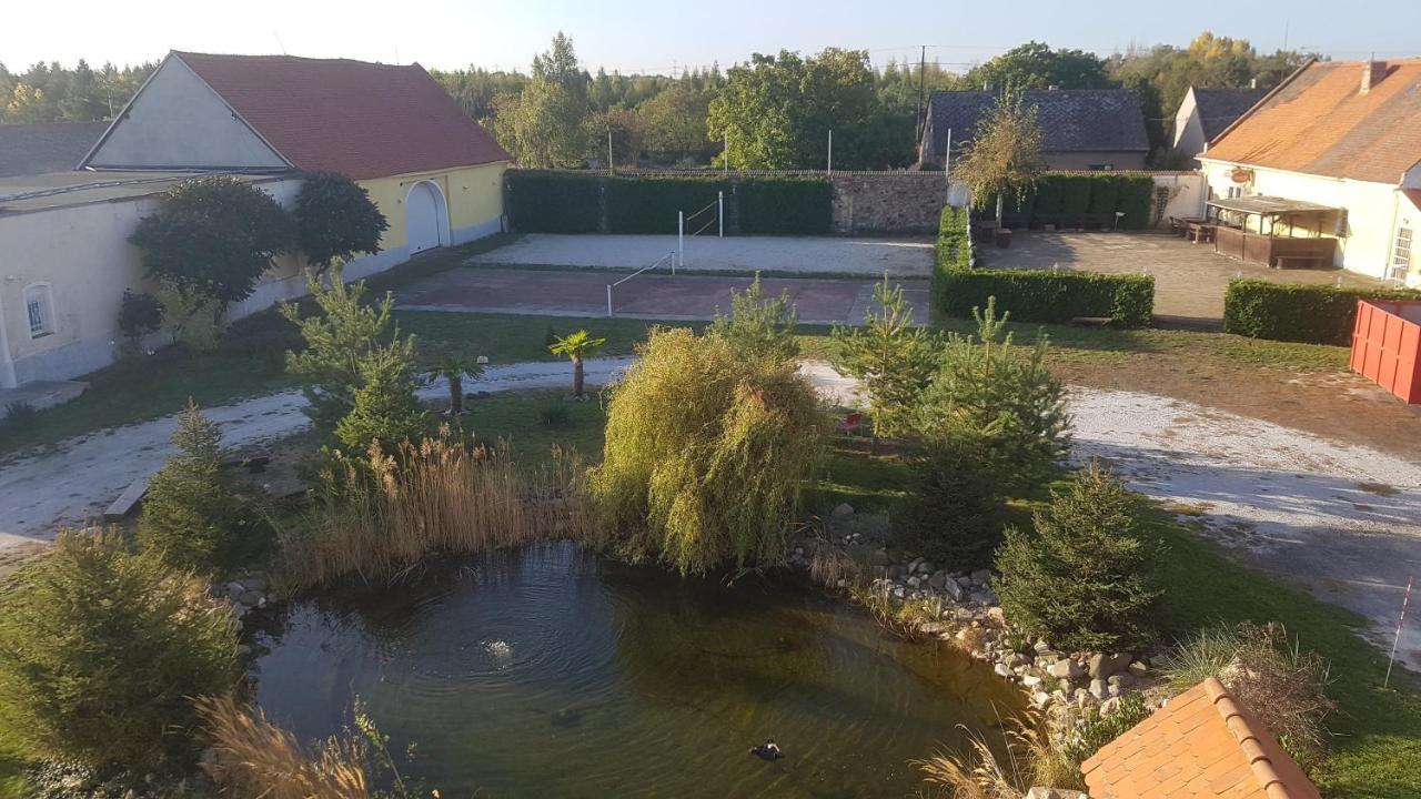 Holiday Centrum Žatec Екстериор снимка