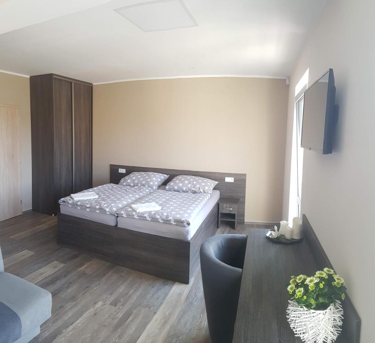 Holiday Centrum Žatec Екстериор снимка